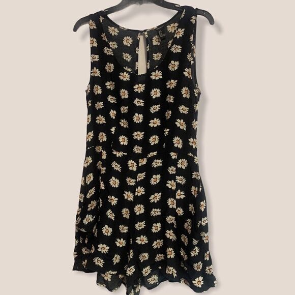 🎄Forever 21 Daisy Print Romper - Picture 7 of 10